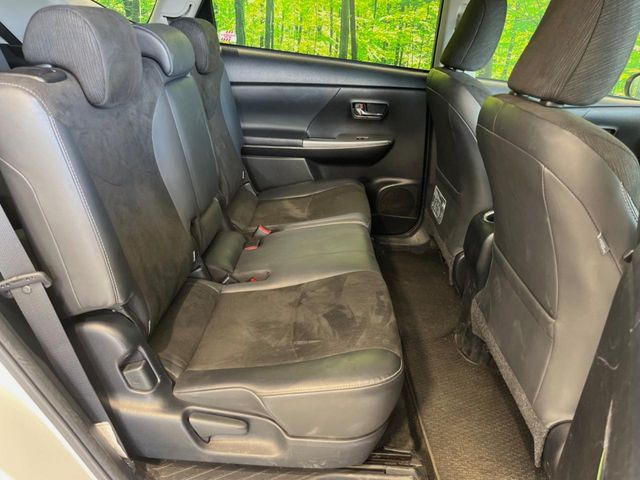 広々とした2列目シートは居住性が高く、居心地も快適!友達や家族とのお出かけにぴったりです。ベビーシートやチャイルドシート使用時も快適にお過ごしいただける十分な空間を確保しています。