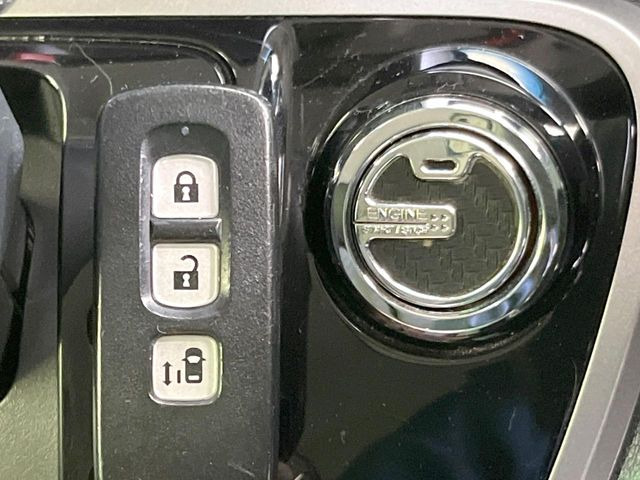 【Hondaスマートキー】カバンやポケットに入れたままでもドアの施錠・解錠が可能なスマートキーを装備。エンジンのオン・オフ時もカギを取り出す必要が無いからとっても便利です♪