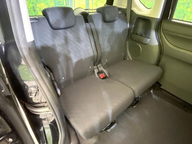 後部座席も気になるようなキズ・汚れやへたり等、大きなダメージはなく、良好な状態です。
