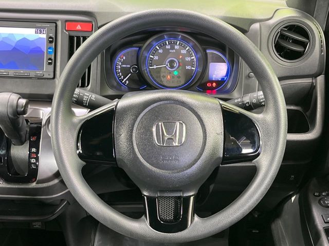 �C���e���A�ɍ��킹���f�U�C���̃X�e�A�����O�́A�^�]�������̂��Ƃ��l���A�^�]���₷���`��A�傫���ł��B�����x�A���ۂɐG���Ă��m���߂��������B