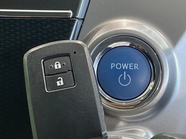 【スマートキー】カバンやポケットに入れたままでもドアの施錠・解錠が可能なスマートキーを装備。エンジンのオン・オフ時もカギを取り出す必要が無いからとっても便利です♪