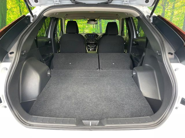 ���i�̂���������ʋ΁A���}���ɏ\���ȉ׎��X�y�[�X���m�ۂ��Ă���܂��B�Z�J���h�V�[�g��|���ƁA�傫�ȉו��̐ύڂ��\�ł���