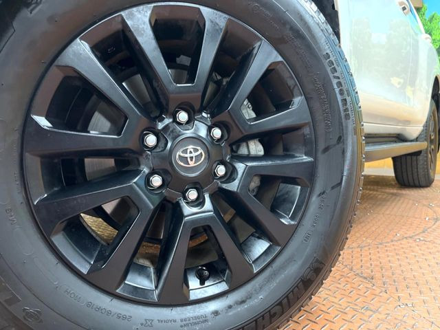 【純正18インチアルミホイール】外観にマッチした純正アルミホイールを装着しております。各種社外アルミホイールや、スタッドレスタイヤも取扱いしております。是非ご相談ください♪