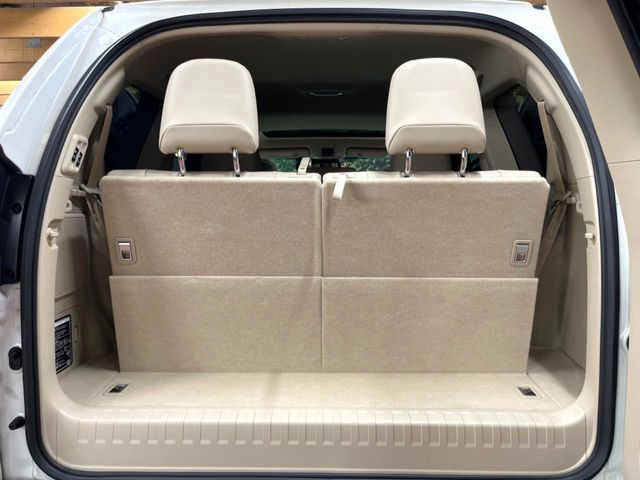 積み下ろしのしやすいデッキにはたっぷりと荷物を積み込んでいただけます。遊びから仕事まで、様々なシーンで頼れます♪