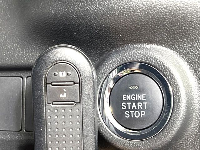 【キーフリーシステム】カバンやポケットに入れたままでもドアの施錠・解錠が可能なスマートキーを装備。エンジンのオン・オフ時もカギを取り出す必要が無いからとっても便利です♪