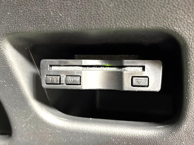 【キーフリーシステム】カバンやポケットに入れたままでもドアの施錠・解錠が可能なスマートキーを装備。エンジンのオン・オフ時もカギを取り出す必要が無いからとっても便利です♪