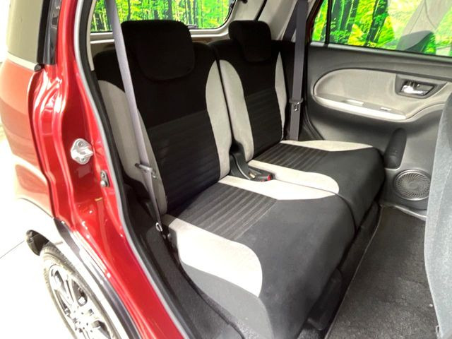 後部座席も気になるようなキズ・汚れやへたり等、大きなダメージはなく、良好な状態です。