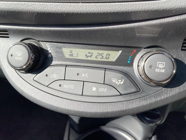 【オートエアコン】一度お好みの温度に設定すれば、車内の温度を検知し風量や温度を自動で調整。暑い…寒い…と何度もスイッチ操作をする必要はありません。快適な車内空間には必須の機能ですね♪