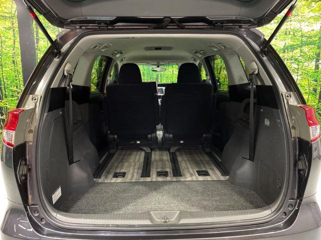 後席を格納すると、これだけの広さが!シーンに合わせたシートアレンジで、大きな荷物も積むことが出来ます♪