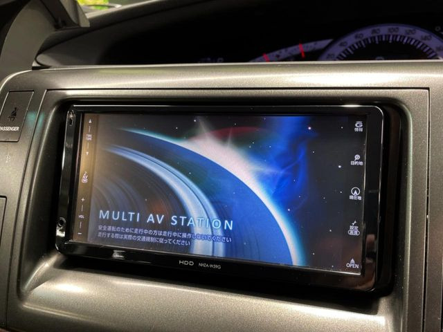 【純正ナビ】人気の純正ナビを装備しております。ナビの使いやすさはもちろん、オーディオ機能も充実!キャンプや旅行はもちろん、通勤や買い物など普段のドライブも楽しくなるはず♪