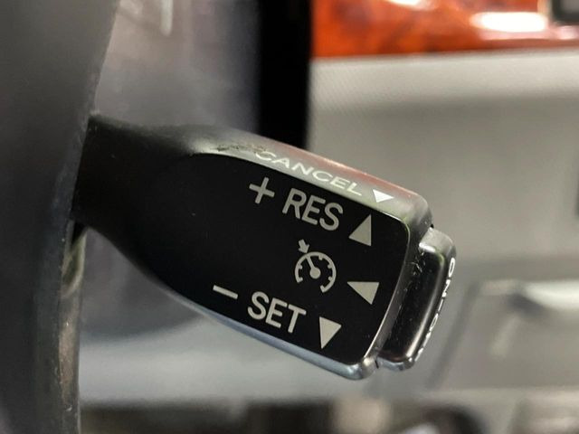 【クルーズコントロール】高速道路もラクラク走行。アクセルを離しても一定速度で走行ができ、長距離運転時の負担を軽減!加速・減速も簡単なスイッチ操作で調整できます。