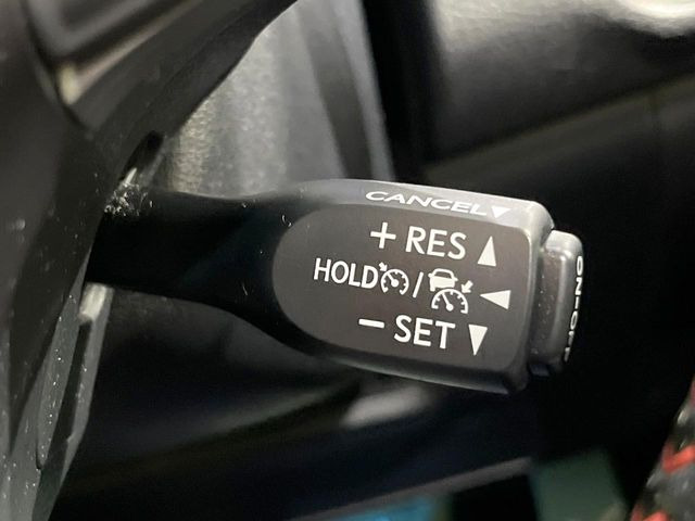 【レーダークルーズコントロール】高速道路での長距離走行が楽に!!自動で速度を保つクルーズコントロールが、衝突軽減システムと連携し、前方の車両を感知して車間を保つように速度調節してくれます!!