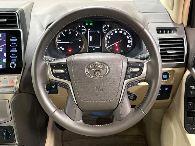 ステアリングも使用感が少なく、きれいな状態となっております♪