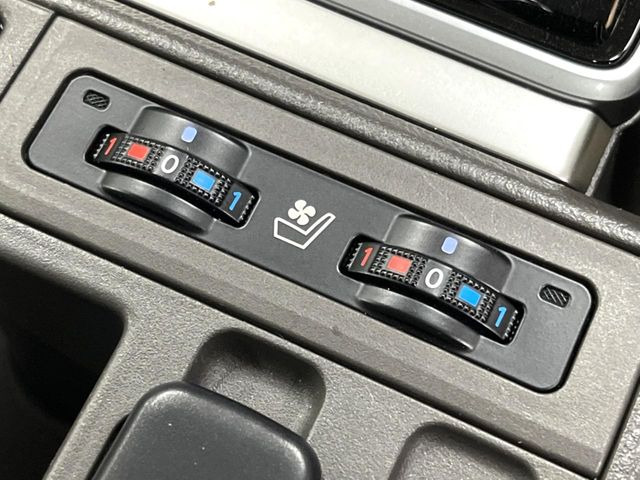 【シートベンチレーション】夏場は涼しい風でお尻や背中の熱やムレを防ぎ、冬はエアコンよりも早く温まってポカポカに!季節を問わず快適に過ごせます。