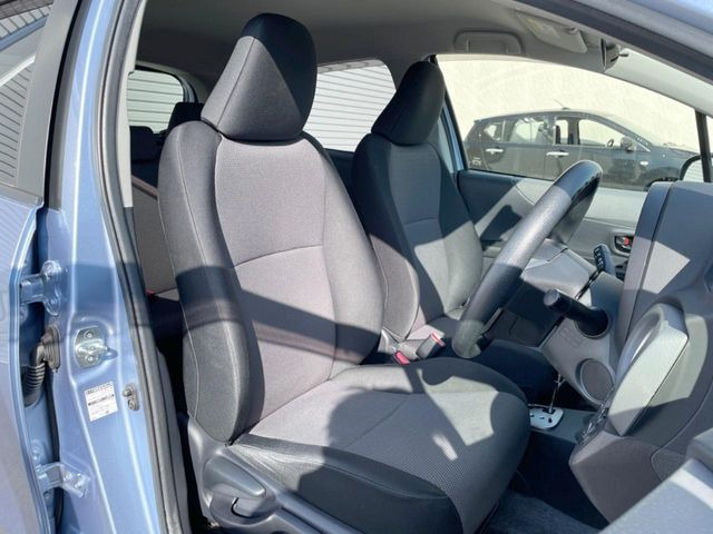 運転席まわりには十分なスペースがあり、大柄な方でもゆったり運転していただける環境です。