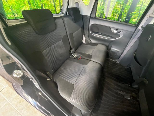 広々とした2列目シートは居住性が高く、居心地も快適!友達や家族とのお出かけにぴったりです。ベビーシートやチャイルドシート使用時も快適にお過ごしいただける十分な空間を確保しています。