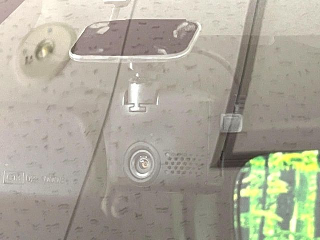 【ドライブレコーダー】安心・安全なカーライフに必須のドライブレコーダーを装備!走行中はもちろん、あおり運転や事故に遭遇した際の状況も映像で記録し、万一のリスクに備えます。