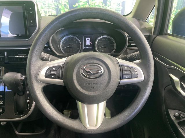 インテリアに合わせたデザインのステアリングは、運転される方のことも考え、運転しやすい形状、大きさです。是非一度、実際に触ってお確かめください。