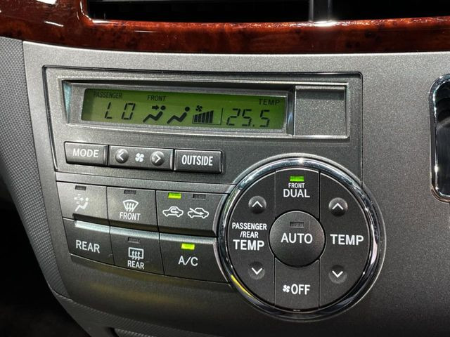 【左右独立型フルオートエアコン】運転席と助手席でそれぞれお好みの温度に設定可能。同乗者にも配慮した、快適な空調をお届け致します。