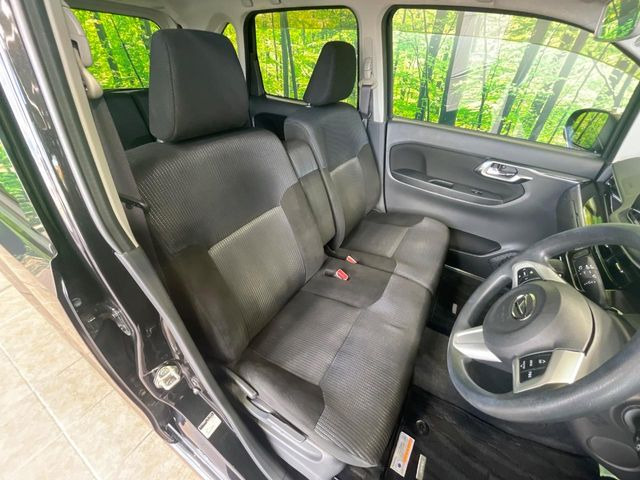 運転席まわりには十分なスペースがあり、大柄な方でもゆったり運転していただける環境です。