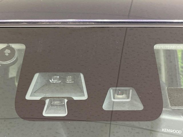 【エマージェンシーブレーキ】走行中に前方の車両等を認識し、衝突しそうな時は警報とブレーキで衝突回避と被害軽減をアシスト。より安全にドライブをお楽しみいただけます。