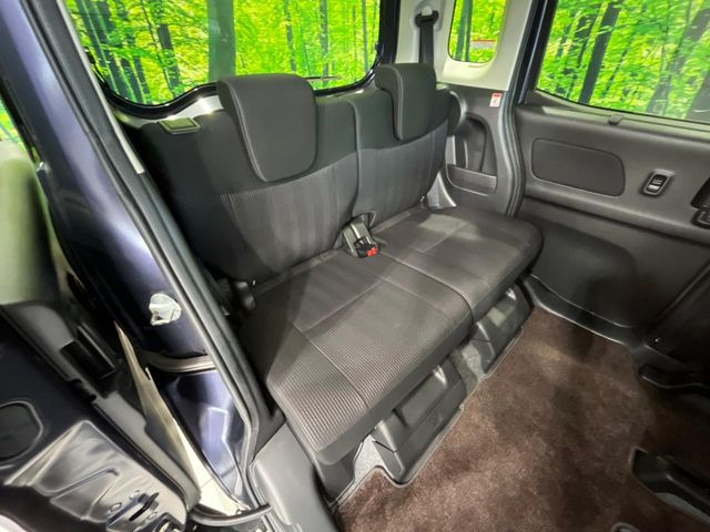 後部座席も気になるようなキズ・汚れやへたり等、大きなダメージはなく、良好な状態です。