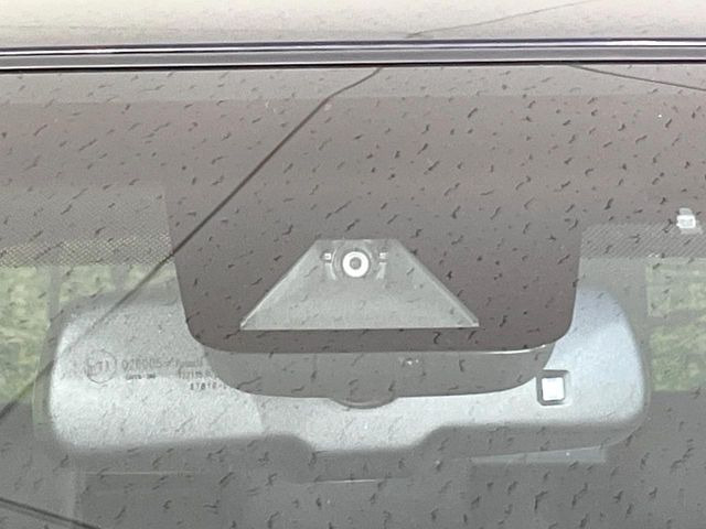 【トヨタセーフティセンス】走行中に前方の車両等を認識し、衝突しそうな時は警報とブレーキで衝突回避と被害軽減をアシスト。より安全にドライブをお楽しみいただけます。