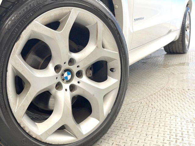 ●純正アルミホイール:輸入車ならではの卓越した走りを支えるホイールと足回りです!日本車の走りに慣れている方にもぜひ体感して頂きたいほど、高いレベルでまとまっています!