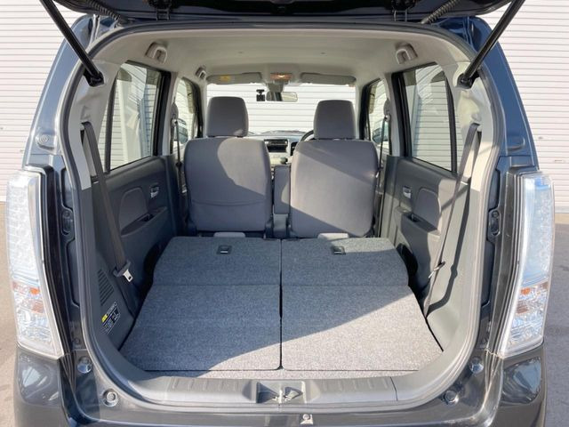 ���i�̂���������ʋ΁A���}���ɏ\���ȉ׎��X�y�[�X���m�ۂ��Ă���܂��B�Z�J���h�V�[�g��|���ƁA�傫�ȉו��̐ύڂ��\�ł���