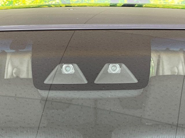 【スマートアシスト】走行中に前方の車両等を認識し、衝突しそうな時は警報とブレーキで衝突回避と被害軽減をアシスト。より安全にドライブをお楽しみいただけます。