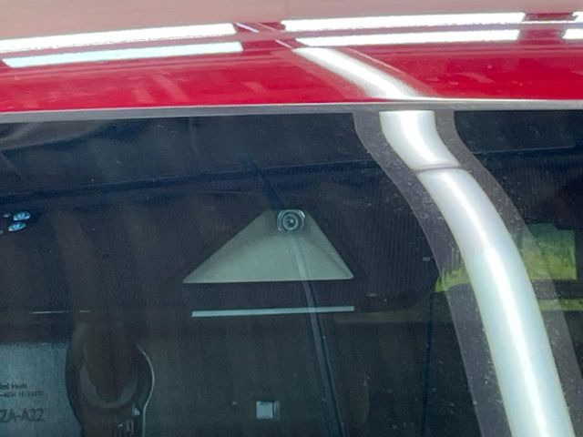 �y�z���_�Z���V���O�z���s���ɑO���̎ԗ�����F�����A�Փ˂������Ȏ��͌x��ƃu���[�L�ŏՓˉ���Ɣ�Q�y�����A�V�X�g�B�����S�Ƀh���C�u�����y���݂��������܂��B