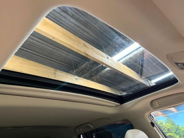 【サンルーフ】開放感たっぷりの希少装備、サンルーフが装着されています!車内に明かりを取り入れたり景色を楽しむ以外にも、車内の空気も簡単に換気できて快適です!