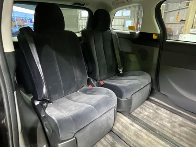 後部座席も気になるようなキズ・汚れやへたり等、大きなダメージはなく、良好な状態です。