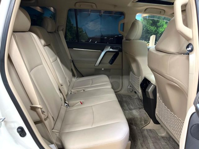 後部座席も気になるようなキズ・汚れやへたり等、大きなダメージはなく、良好な状態です。