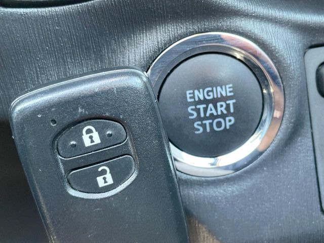 【スマートキー】カバンやポケットに入れたままでもドアの施錠・解錠が可能なスマートキーを装備。エンジンのオン・オフ時もカギを取り出す必要が無いからとっても便利です♪