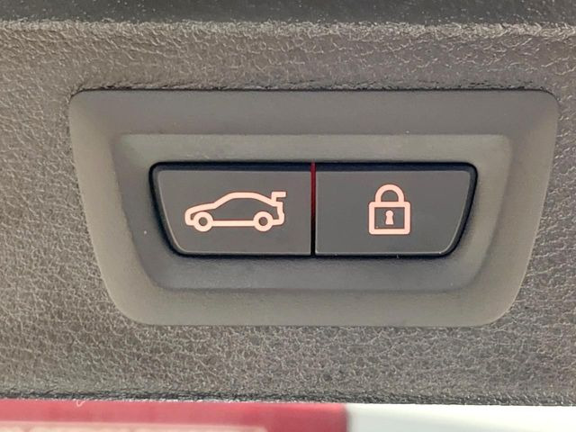 ●電動リアゲート:ワンタッチでリアゲートの開閉ができ、荷物などで両手が塞がっている状態でも簡単に開閉ができる便利機能です。