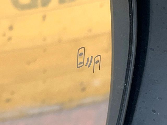 【ブラインドスポットモニター】走行中、ドアミラーの死角になりやすい箇所に後続車が接近するとサイドミラーのレンズに警告を表示!ドライバーに注意喚起をしてくれます。