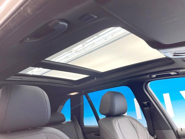 ●パノラマミックガラスルーフ:大迫力のパノラマルーフは、後部座席にまで続いており、開放的な空間をお楽しみいただけます。