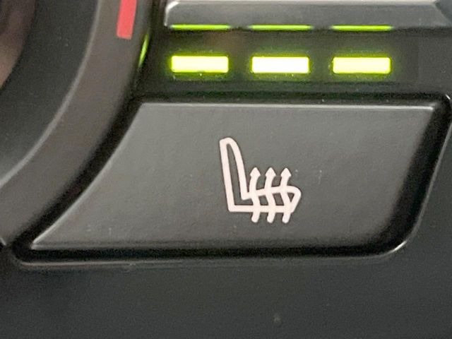 ●全席シートヒーター:高級感あふれるレザーシートに、前席・後席にシートヒーターを搭載しております。