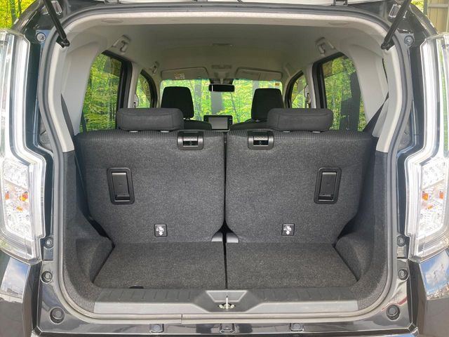 積み下ろしのしやすいデッキにはたっぷりと荷物を積み込んでいただけます。遊びから仕事まで、様々なシーンで頼れます♪