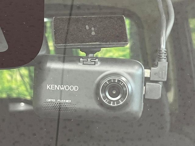 【ドライブレコーダー】安心・安全なカーライフに必須のドライブレコーダーを装備!走行中はもちろん、あおり運転や事故に遭遇した際の状況も映像で記録し、万一のリスクに備えます。