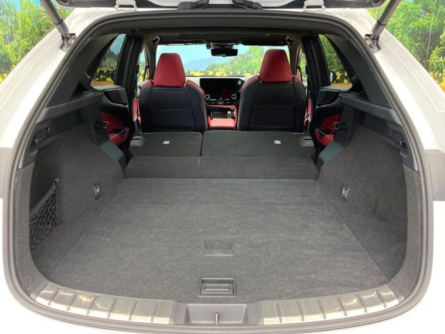 ���i�̂���������ʋ΁A���}���ɏ\���ȉ׎��X�y�[�X���m�ۂ��Ă���܂��B�Z�J���h�V�[�g��|���ƁA�傫�ȉו��̐ύڂ��\�ł���