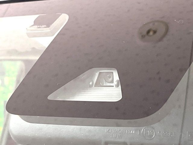 【スマートアシスト】走行中に前方の車両等を認識し、衝突しそうな時は警報とブレーキで衝突回避と被害軽減をアシスト。より安全にドライブをお楽しみいただけます。