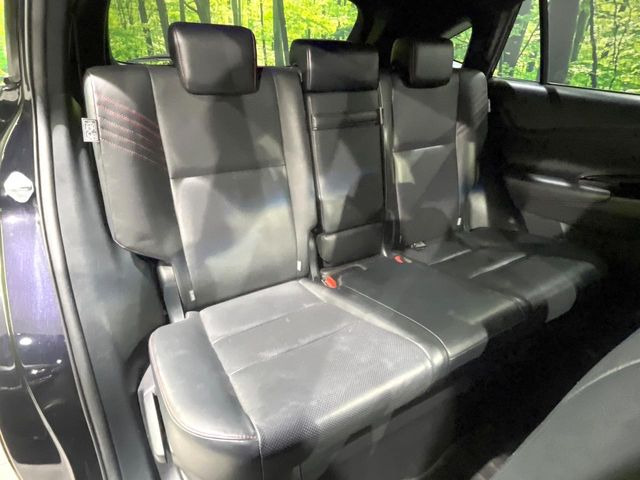 後部座席も気になるようなキズ・汚れやへたり等、大きなダメージはなく、良好な状態です。