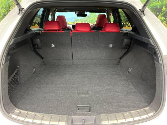 ���i�̂���������ʋ΁A���}���ɏ\���ȉ׎��X�y�[�X���m�ۂ��Ă���܂��B�Z�J���h�V�[�g��|���ƁA�傫�ȉו��̐ύڂ��\�ł���