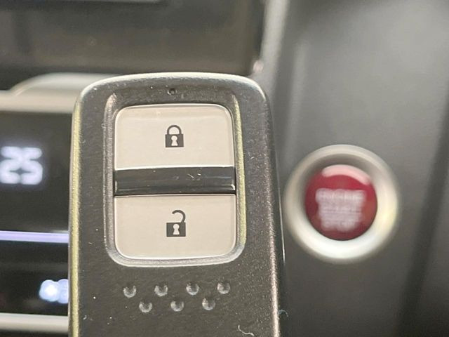 �yHonda�X�}�[�g�L�[�z�J�o����|�P�b�g�ɓ��ꂽ�܂܂ł��h�A�̎{���E�������\�ȃX�}�[�g�L�[�𑕔��B�G���W���̃I���E�I�t�����J�M�����o���K�v����������Ƃ��Ă��֗��ł���