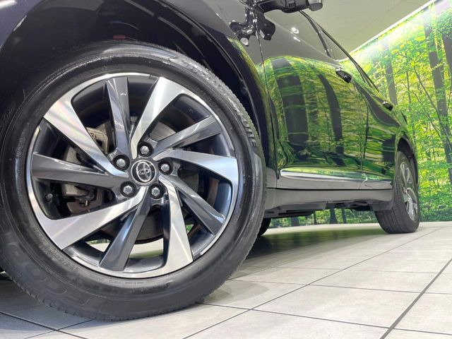 【純正18インチアルミホイール】外観にマッチした純正アルミホイールを装着しております。各種社外アルミホイールや、スタッドレスタイヤも取扱いしております。是非ご相談ください♪