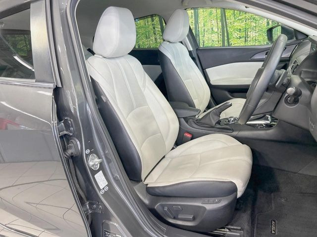 【白革シート】上質な本革を使用し、高級感あふれる白革シート。常に体に触れる部分だから、座り心地の良さにはこだわりたいですね♪汚れの付着や劣化を抑制する内装コーティング施工もおススメですよ♪