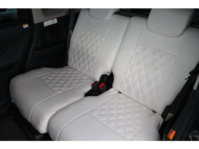 リアシートは使用感少なく綺麗な状態ですが、もちろん隅々までチェックし、よりピカピカに☆を心がけております!!