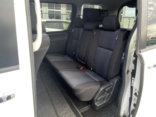 当店は年中無休となっております。営業時間は10:00〜19:00です。